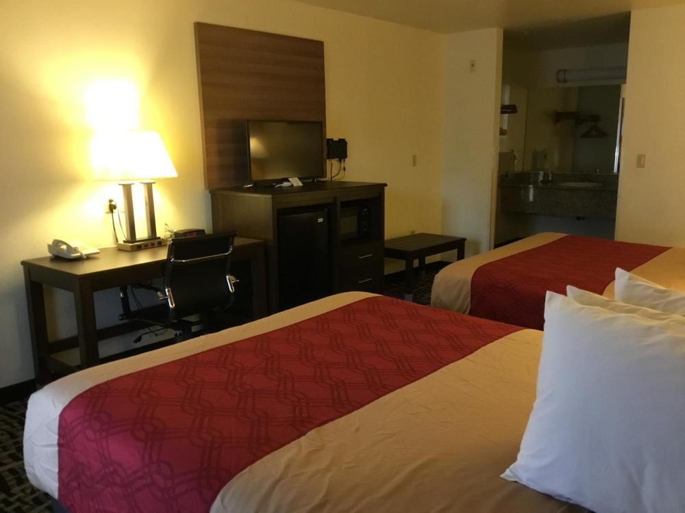 Queen Room with Two Queen Beds - Non-Smoking interior