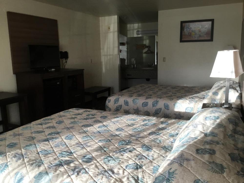 Queen Room with Two Queen Beds - Smoking interior